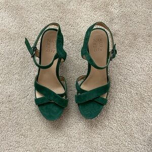 Naturalizer Mia Criss-Cross Strap Block Heel Sandals in Green size 9
